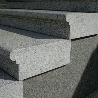 Blockstufenelemente aus graüm Granit natursteinwolf